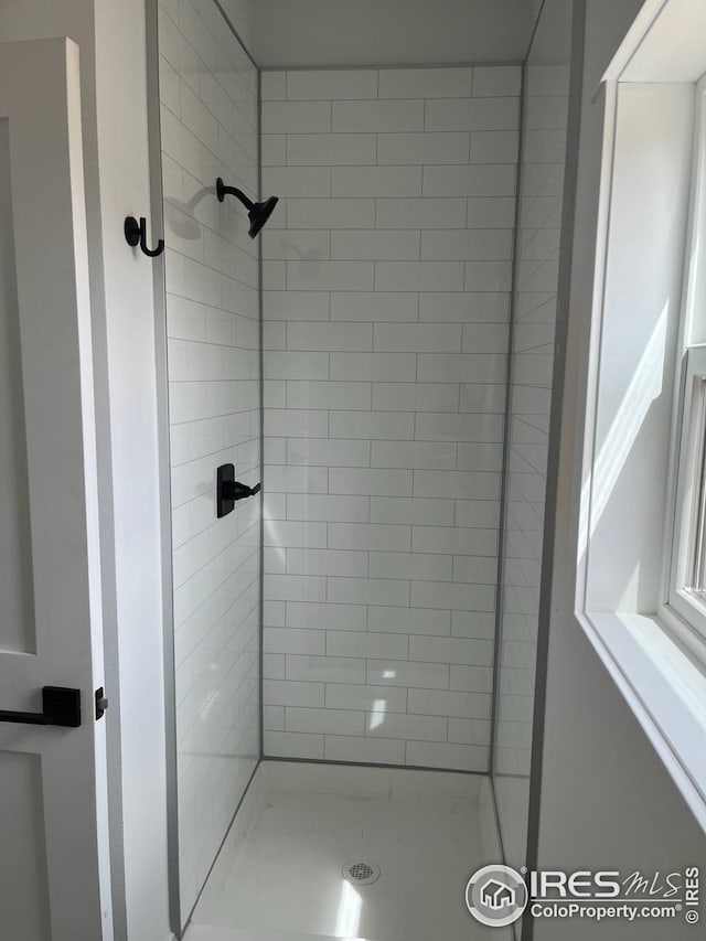 bathroom featuring tiled shower