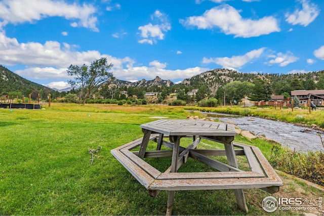 view of yard featuring a mountain view