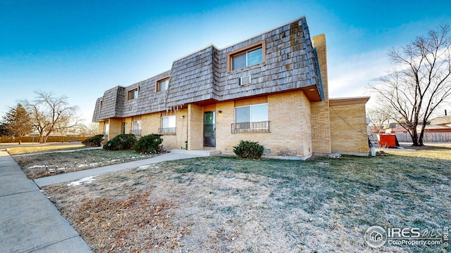 view of front of house with a front lawn