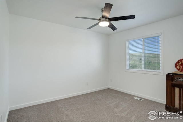 unfurnished room with carpet flooring and ceiling fan