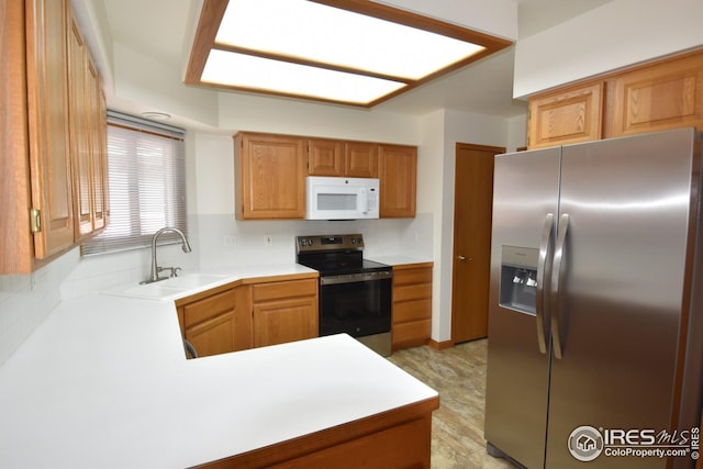 kitchen featuring sink, kitchen peninsula, stainless steel appliances, and tasteful backsplash