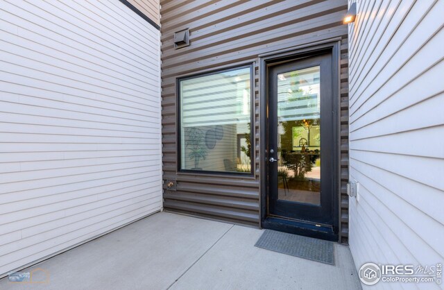 entrance to property featuring a patio area