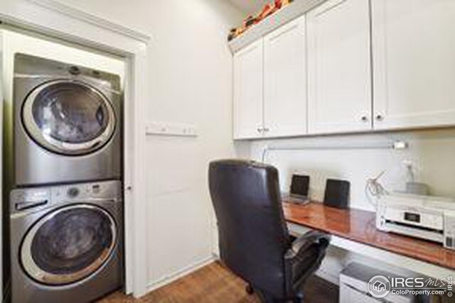 clothes washing area with dark wood-type flooring and stacked washer / drying machine