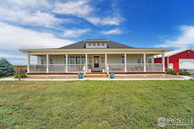 country-style home featuring a front lawn and covered porch