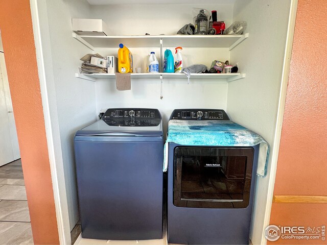 washroom with light tile patterned flooring and independent washer and dryer