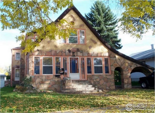 view of front facade featuring a front lawn