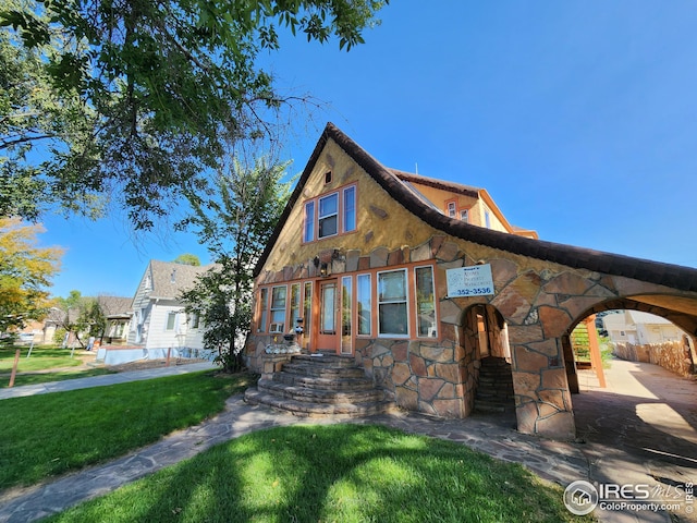 view of front of property featuring a front yard