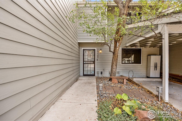 property entrance featuring a patio