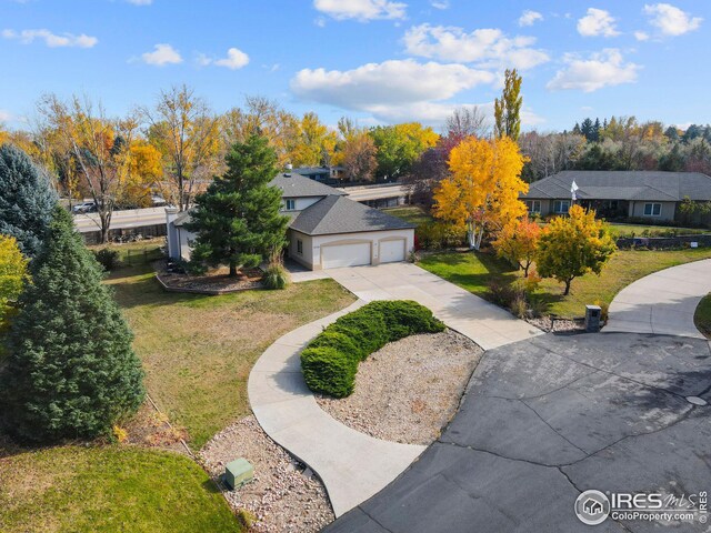 view of front property featuring a front lawn and a garage