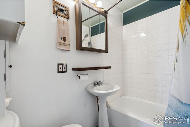 bathroom featuring toilet and shower / tub combo