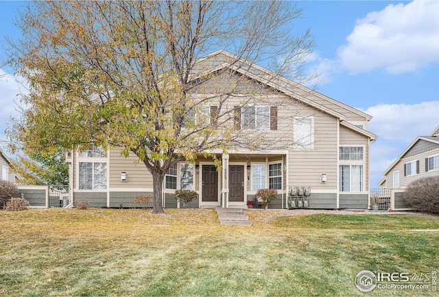 view of front of property featuring a front yard