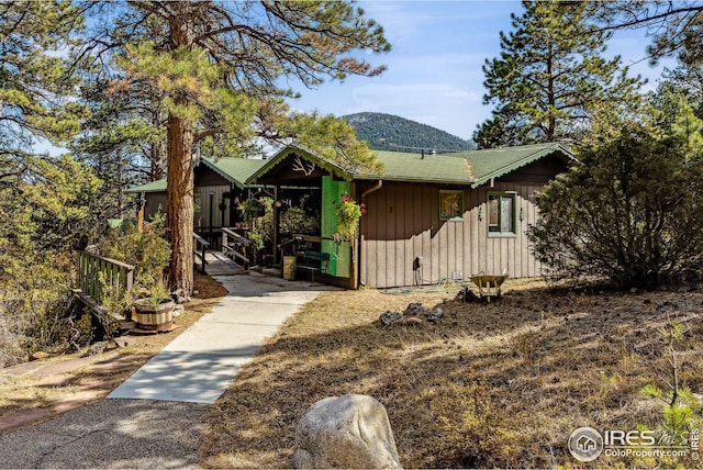 view of front of house featuring a mountain view