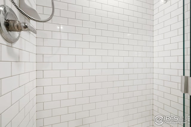 bathroom featuring a tile shower