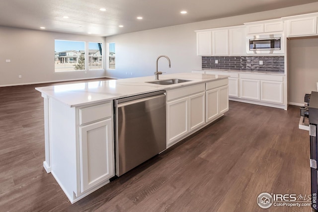 6105 Saddle Horn Dr, Timnath, CO 80547 - kitchen with appliances with stainless steel finishes, a sink, an island with sink, light countertops, and recessed lighting