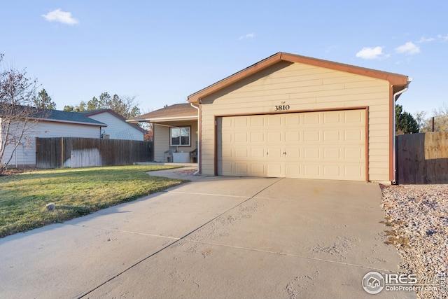 ranch-style house featuring a front yard