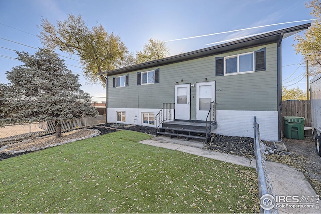 view of front of house featuring a front lawn