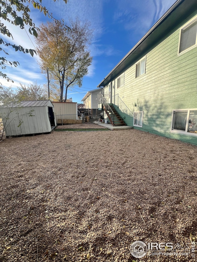 view of yard with a storage shed