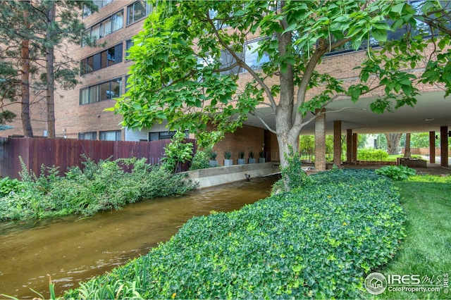 view of yard featuring a water view