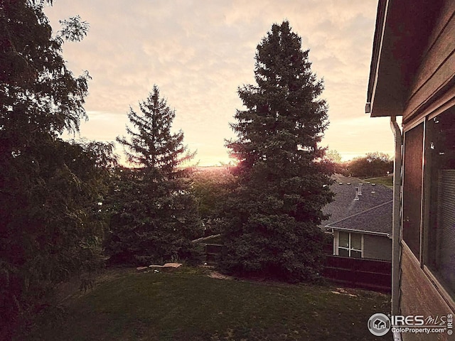 view of yard at dusk