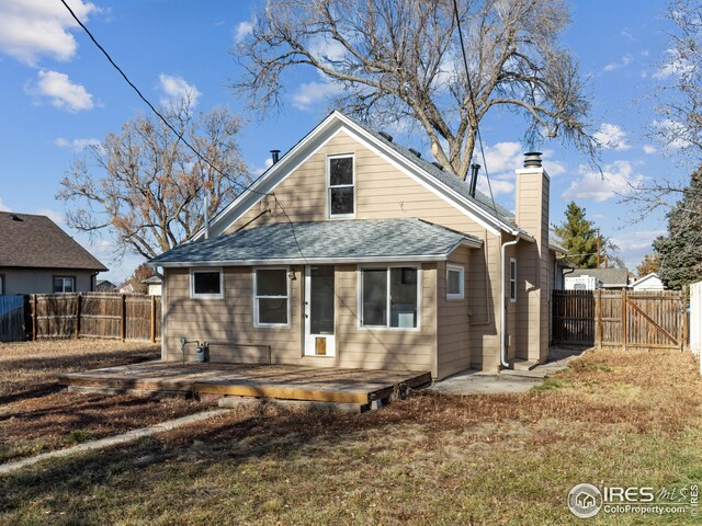 view of front of house with a front yard