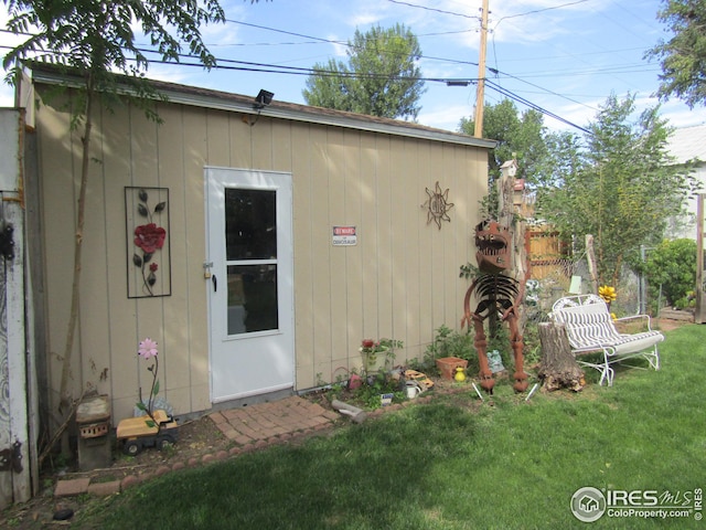 view of outdoor structure with a yard