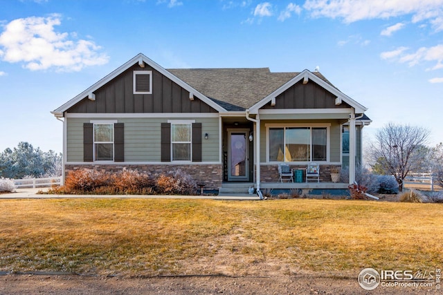 craftsman inspired home with a front yard and covered porch