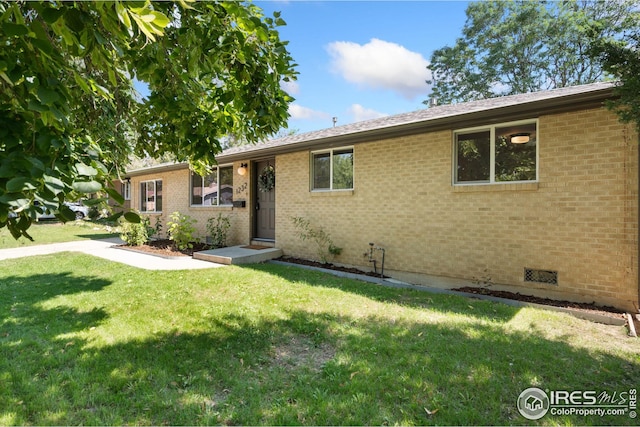 view of front of home featuring a front lawn