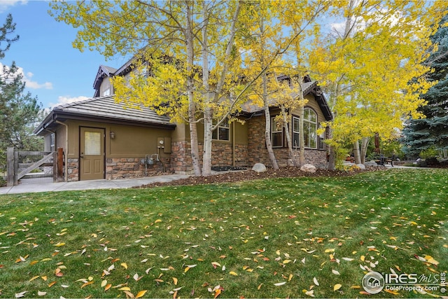view of front of property featuring a front yard
