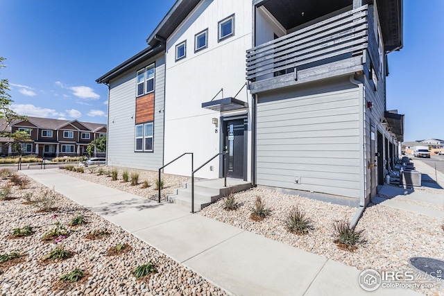 view of front of property featuring a balcony