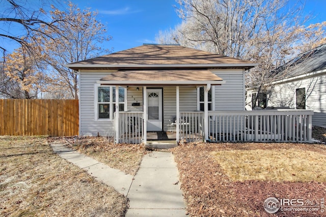 bungalow-style home featuring a front lawn and a porch