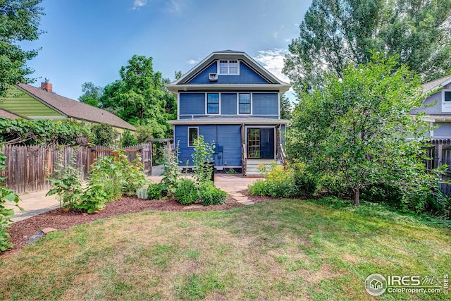 view of front of home featuring a front lawn