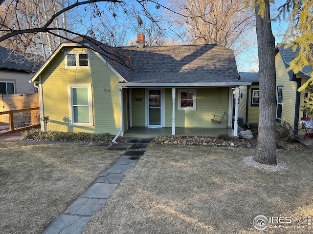 view of front of house featuring a front lawn