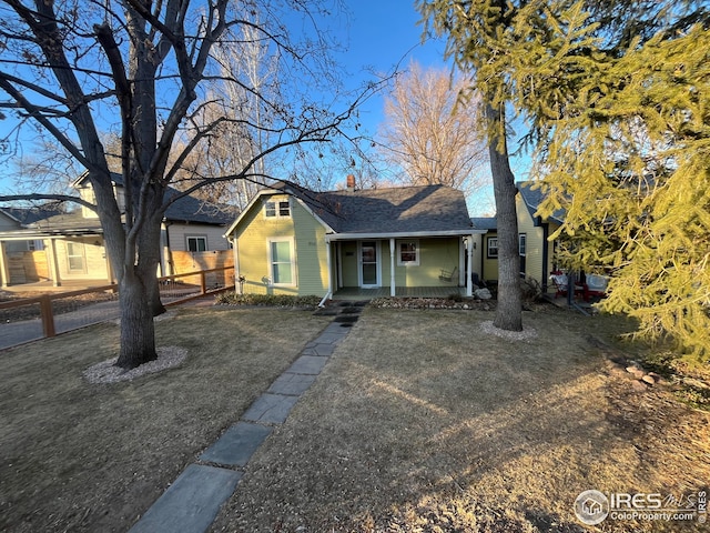 view of front of house with a front lawn