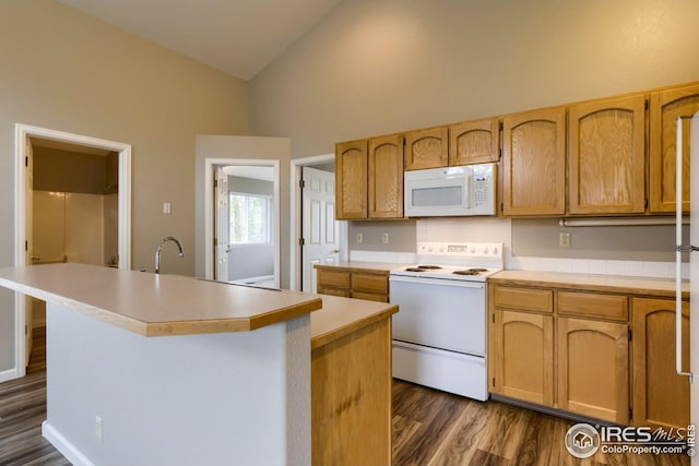 kitchen with sink, a kitchen island with sink, dark wood-type flooring, and white appliances