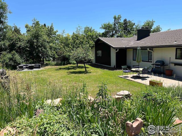 view of yard featuring a patio