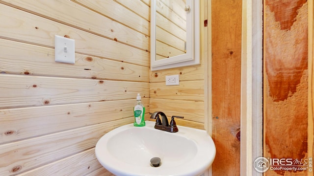 bathroom featuring sink