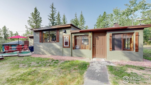 view of front of property featuring a front lawn