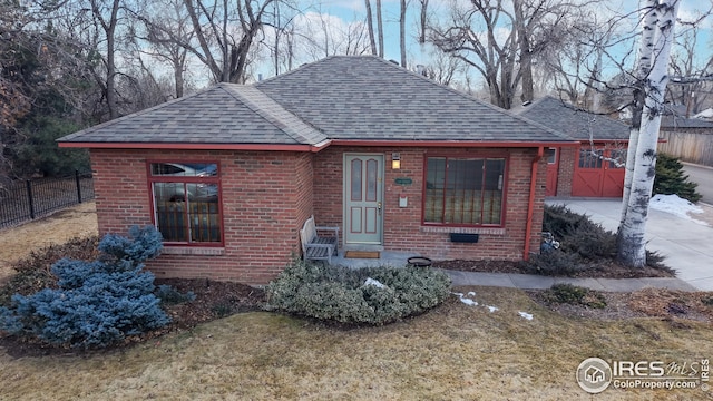 view of front of property featuring a front yard