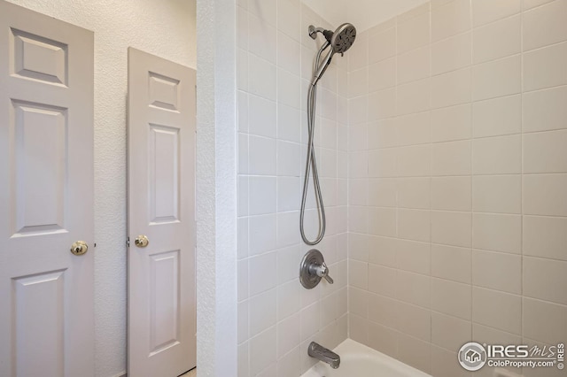 bathroom featuring tiled shower / bath combo