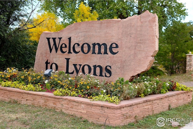 view of community / neighborhood sign