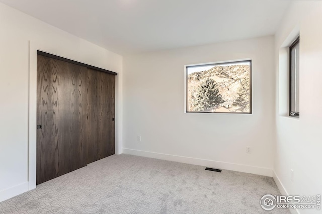 room details featuring a mountain view