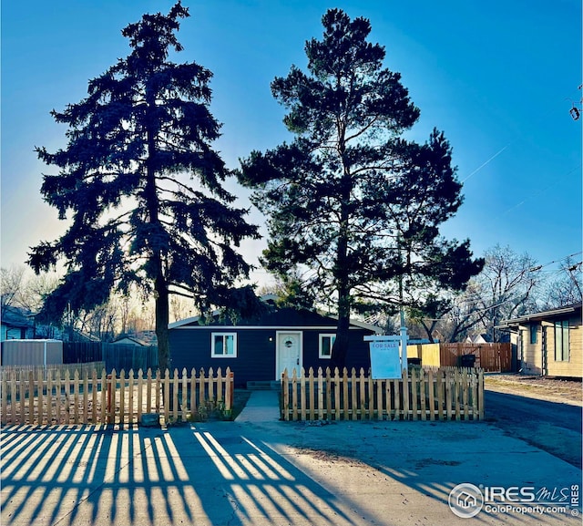 view of front facade with a fenced front yard