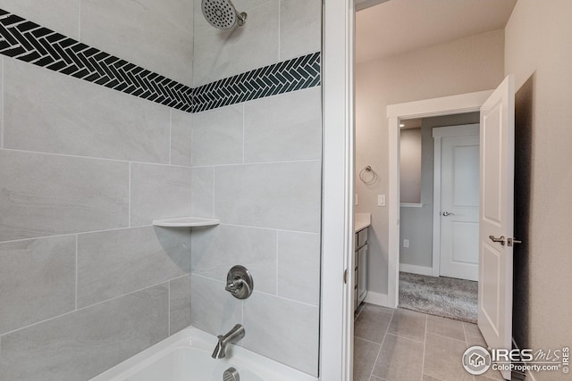 bathroom featuring vanity and tiled shower / bath