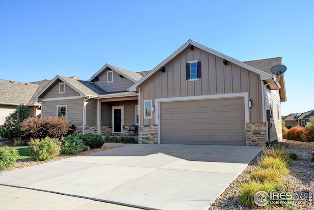 craftsman house featuring a garage