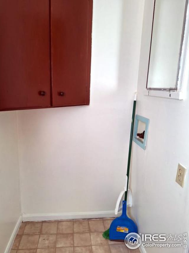 laundry room with washer hookup, cabinet space, and baseboards