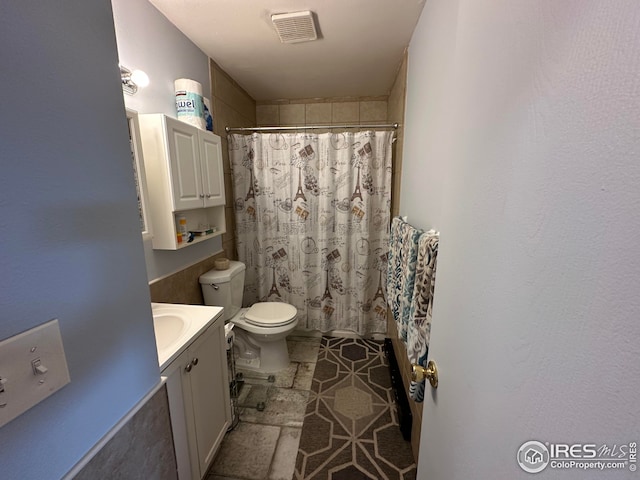 bathroom featuring a shower with curtain, visible vents, vanity, and toilet