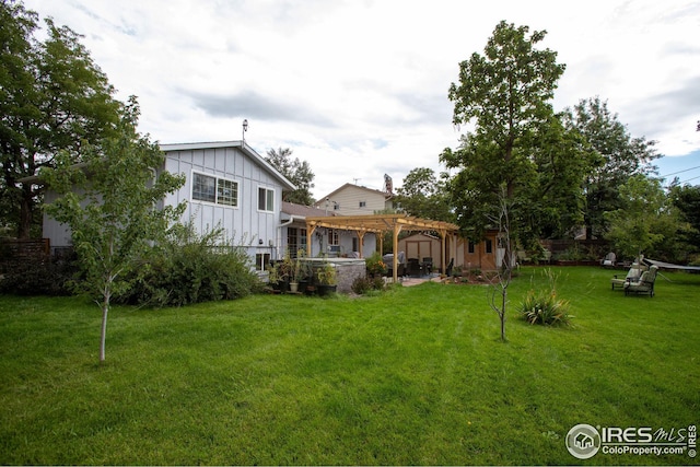 view of yard featuring an outdoor structure, fence, and a pergola