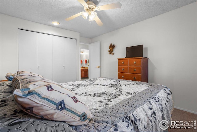 carpeted bedroom with a textured ceiling, a ceiling fan, and a closet