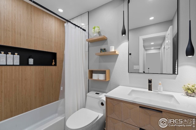 bathroom featuring shower / bathtub combination with curtain, vanity, toilet, and recessed lighting