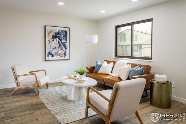 living area featuring recessed lighting, wood finished floors, and baseboards